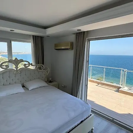 Konyaalti Denizin Ustunde Gemi Ev Antalya