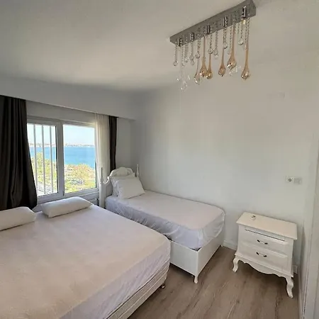 Konyaalti Denizin Ustunde Gemi Ev Antalya